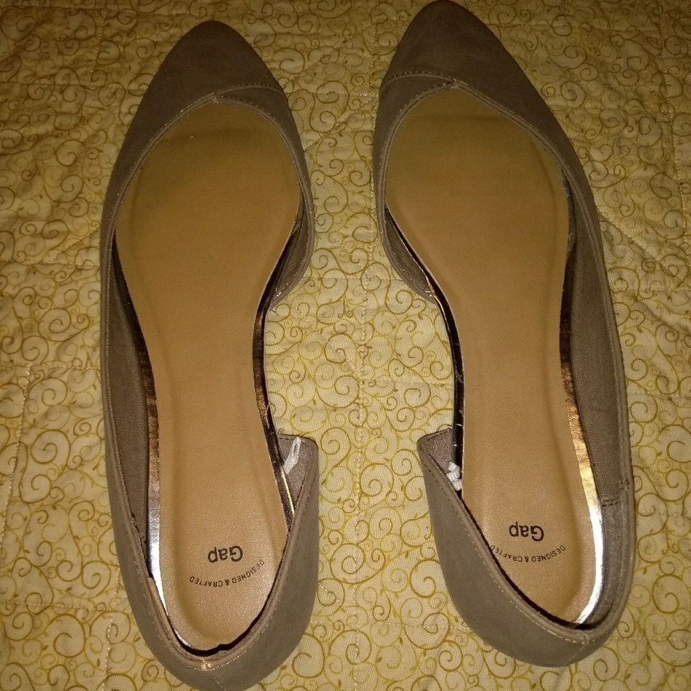 Gap tan flats